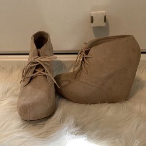 Tan/cream suede wedges
